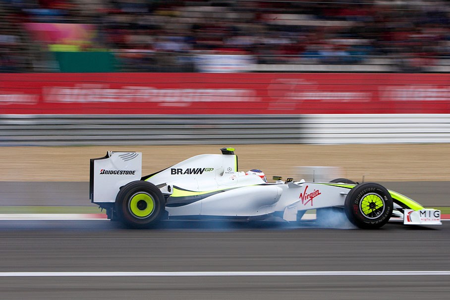 Rubens Barrichello, Brawn Grand Prix, brakes into first corner