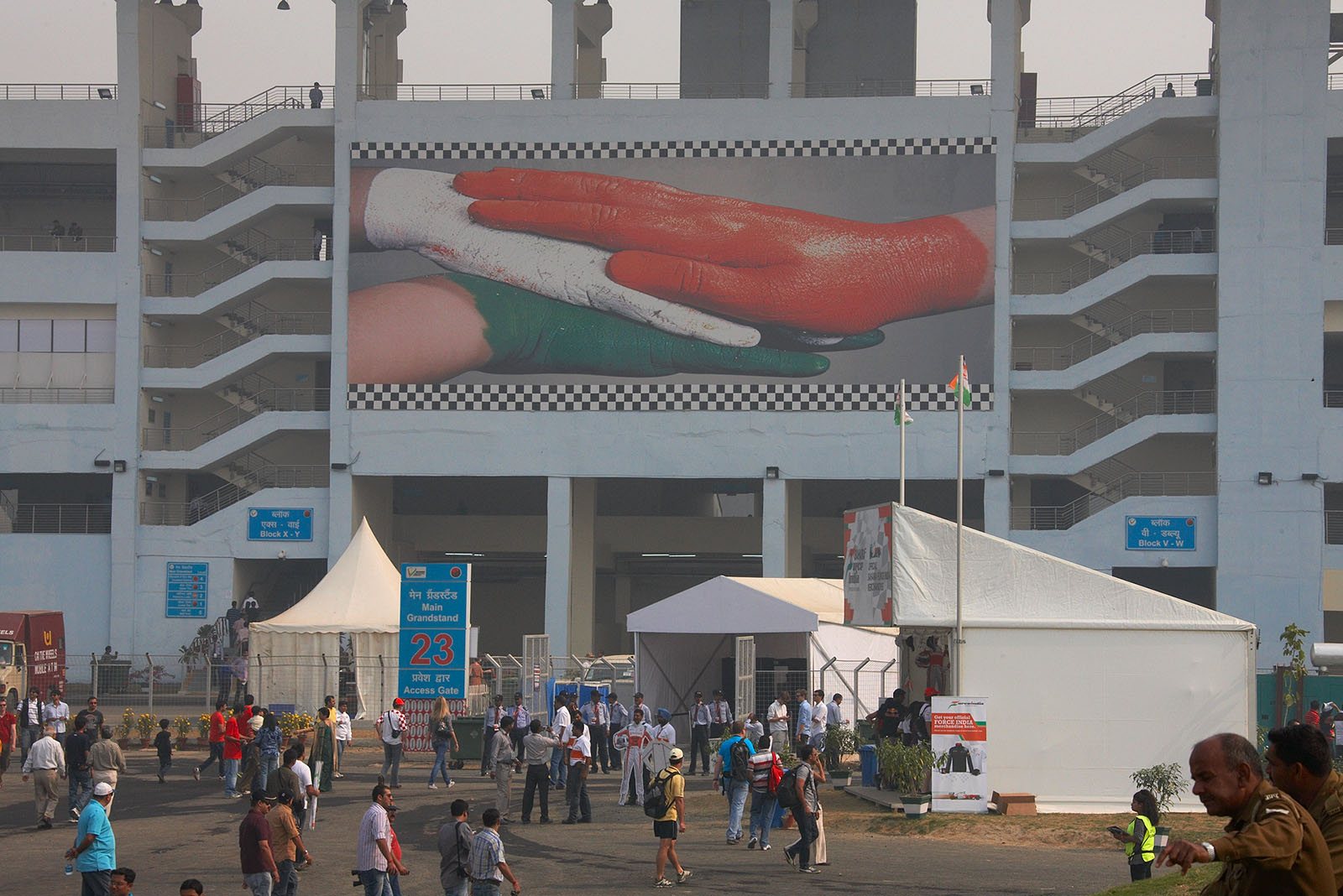 The large Indian key-visual welcomes the spectators on Sunday morning