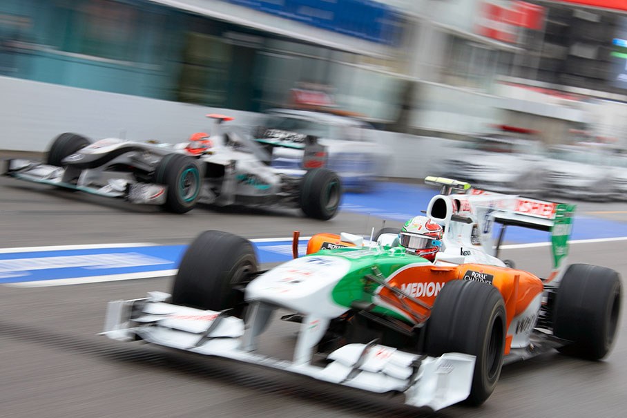 Vitantonio Liuzzi, Force India F1 Team, and Mercedes' Schumacher in the pitlane