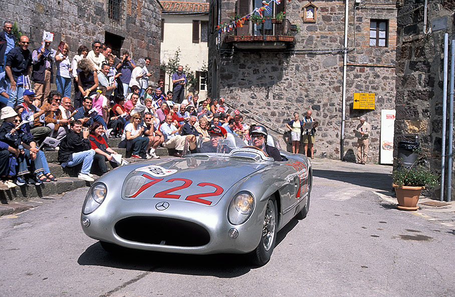 Mille Miglia 2001: Der Mercedes-Benz 300 SLR 722, Siegerauto von Stirling Moss bei der Mille Miglia 1955, gefahren von Jochen Mass