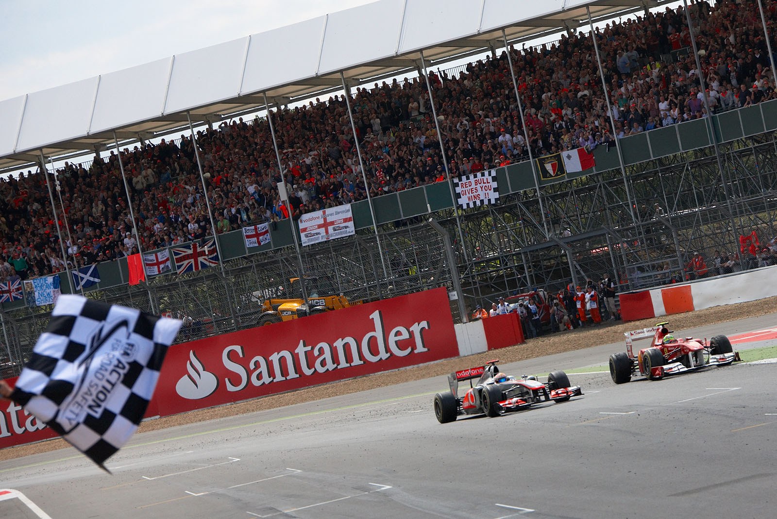 Massa's Ferrari slides on the rubber marbles in the last corner, failing to overtake McLaren's Hamilton on the last metres