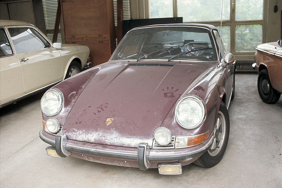 Rainer Schlegelmilchs dritter Porsche (Coupé 911 S 2.4 targa) wurde ihm 1972 von Andreas Baader gestohlen und umlackiert. Das Foto zeigt den Wagen in der Asservatengarage bei der Rückerstattung durch das BKA.