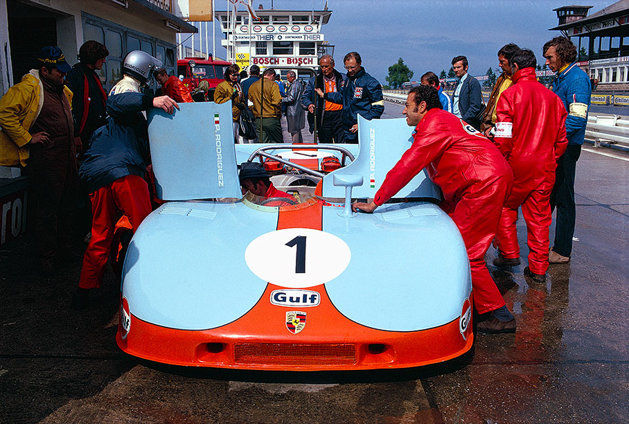 Pedro Rodriguez (MEX) during a pit stop of John Wyer's Porsche 908/3 007 #1 becomes second placed together with team mate Jo Siffert (CH)