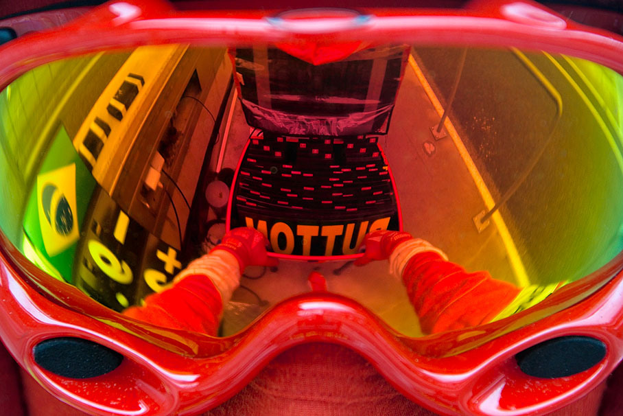 Reflection of Massa's pitboard signal box