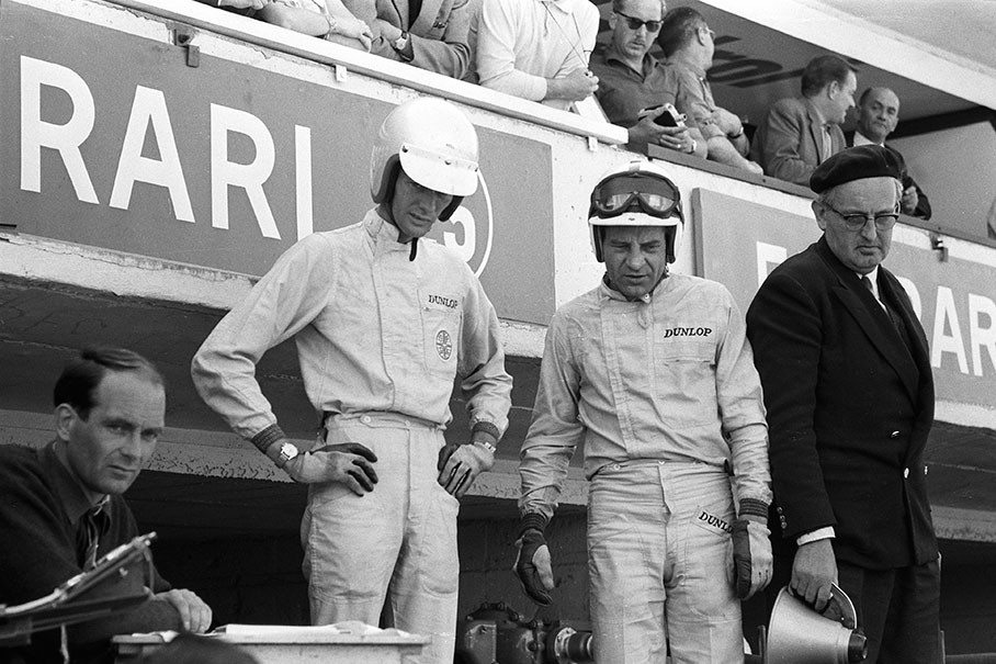 Innes Ireland (GB) and Tony Maggs (ZA) at their pits