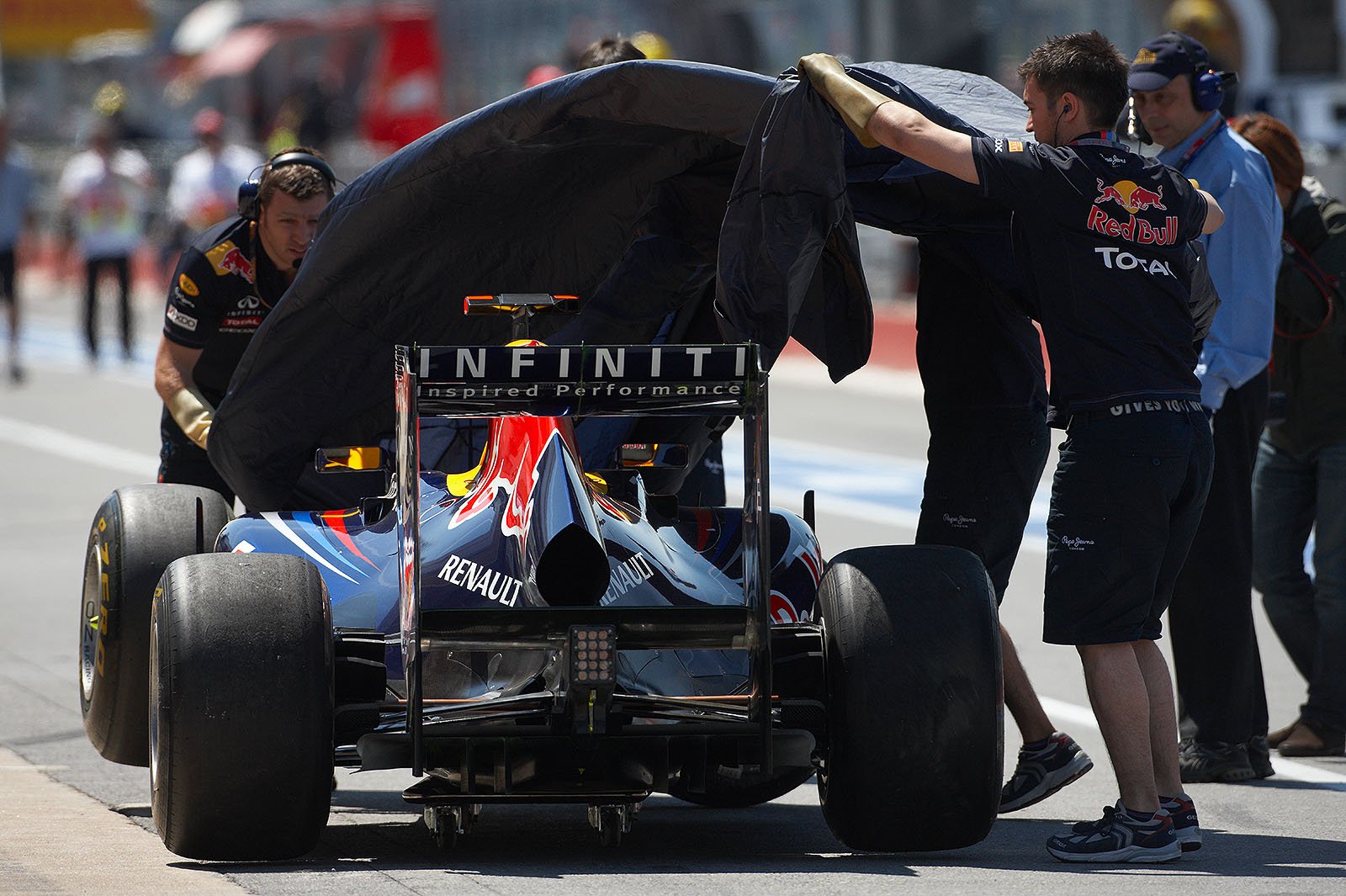 Red Bull mechanics cover Vettel's damaged car