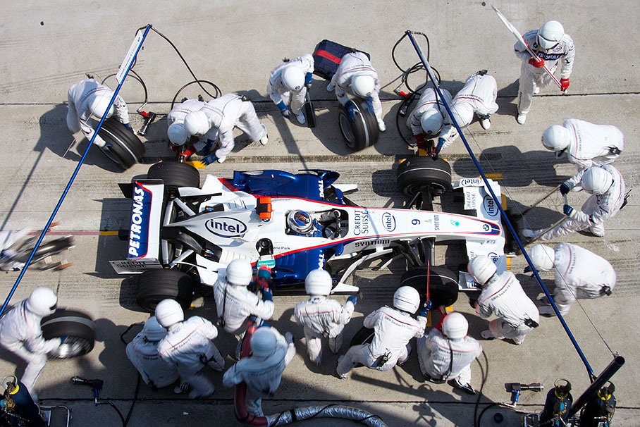 Nick Heidfeld needs a late first service in lap 22