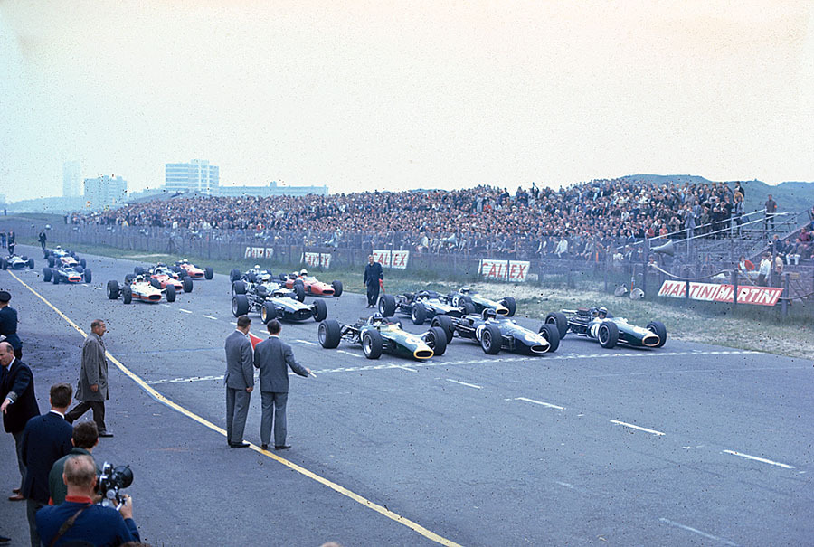 Before the start of the Dutch GP 1967, Graham Hill on pole position besides Gurney and Brabham