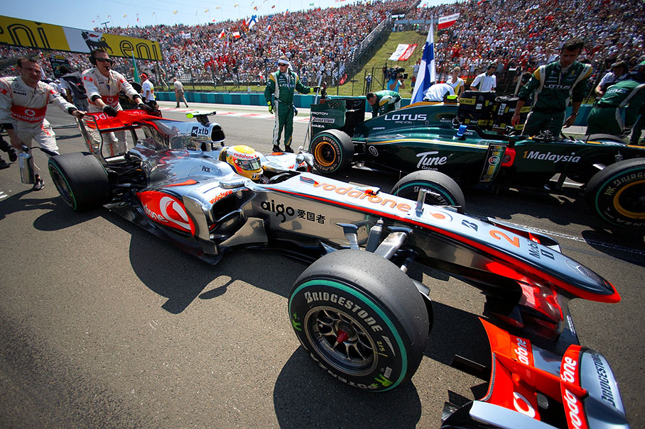 Lewis Hamilton is pushed to grid by McLaren mechanics
