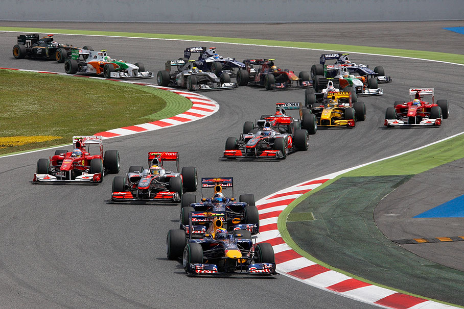 The start field goes through the first chicane, both Red Bull-Renaults leading