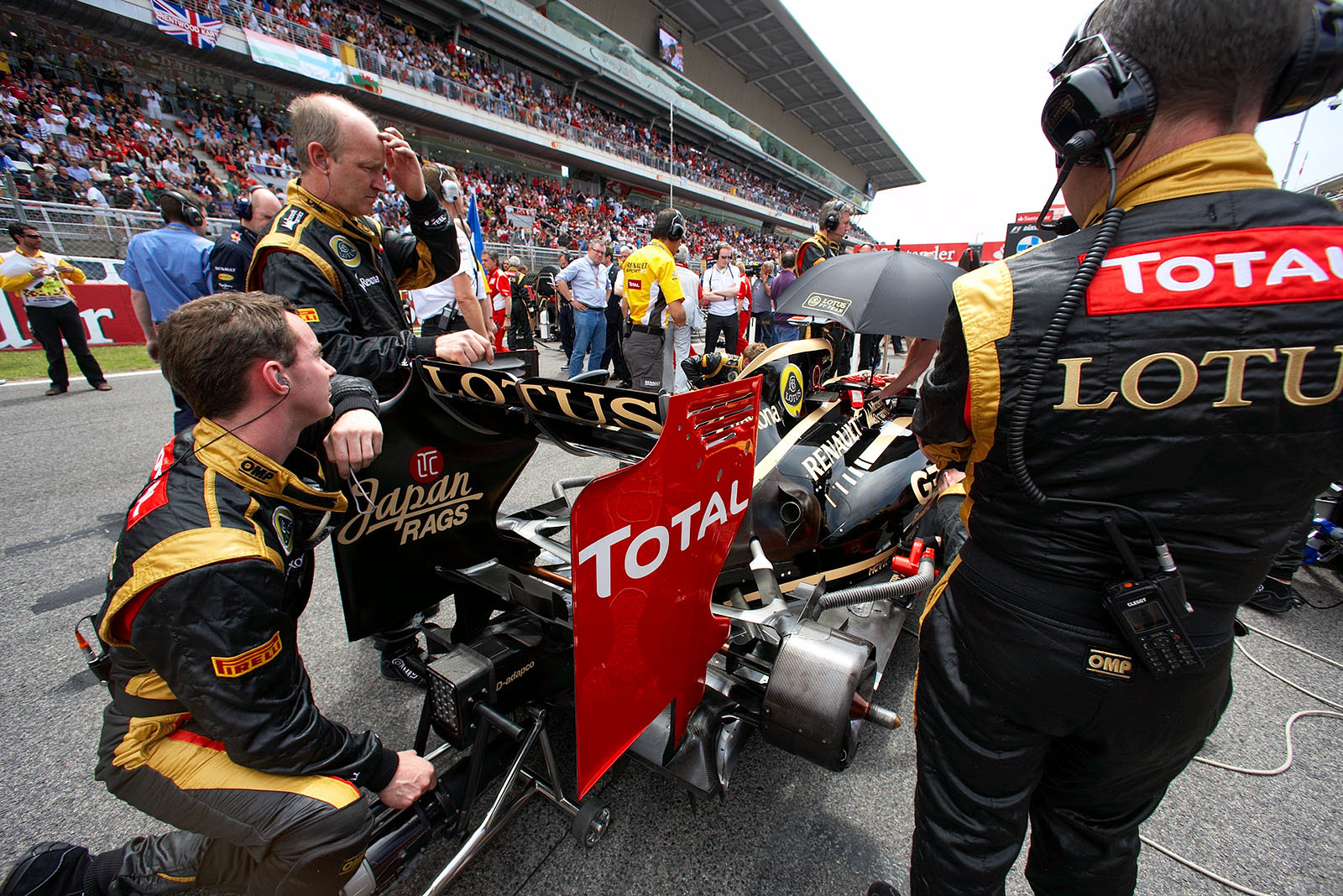 Lotus mechanics take care of the Renault's rear