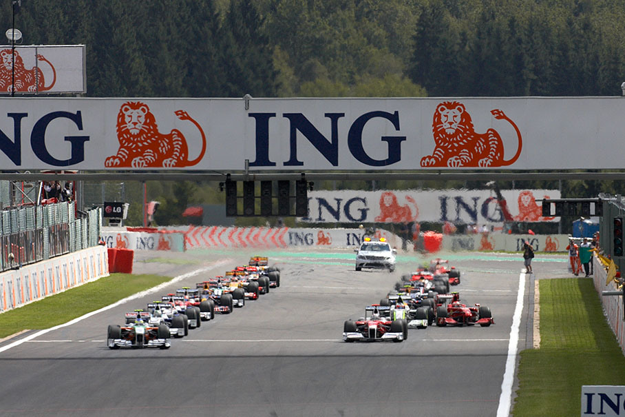 The start, Raikkonen swings out while Barrichello almost stalls his Brawn