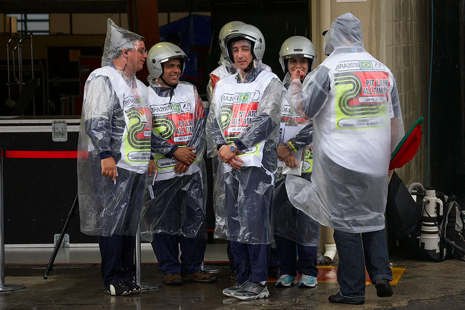 Rain-protected pitlane marshals