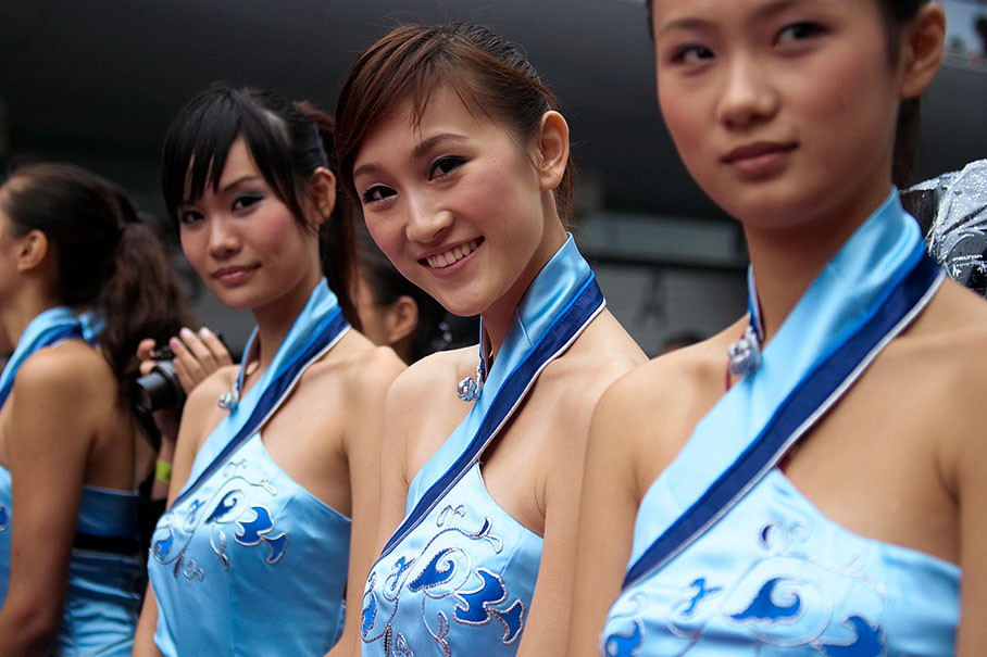 Silk-dressed Chinese grid girls