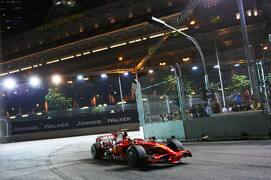 Felipe Massa, Scuderia Ferrari, in front of the classy Fullerton Hotel