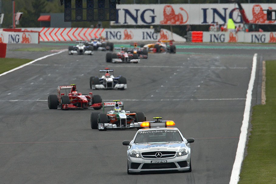 In the second lap after the start, the Saftey Car takes the lead over