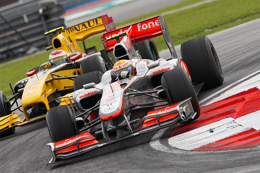 Lewis Hamilton finally overtakes a brave Petrov after a thrilling long fight on-track