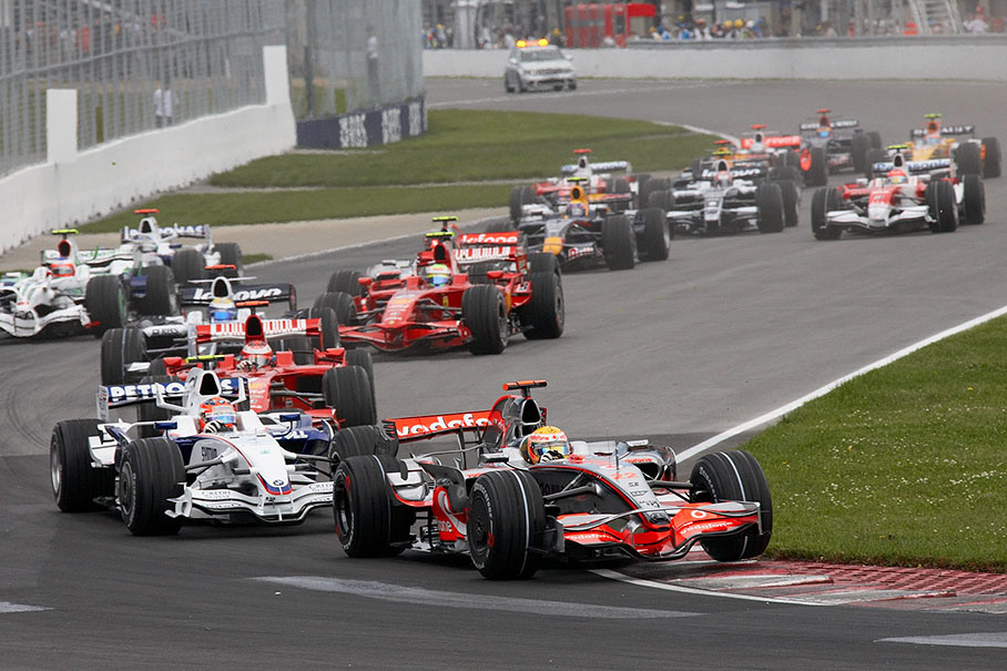 Lewis Hamilton leads the start field in front of Kubica and Raikkonen