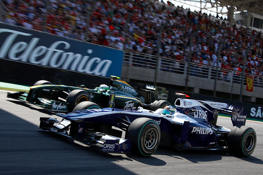 Rubens Barrichello, Williams, overtakes Lotus' Kovalainen