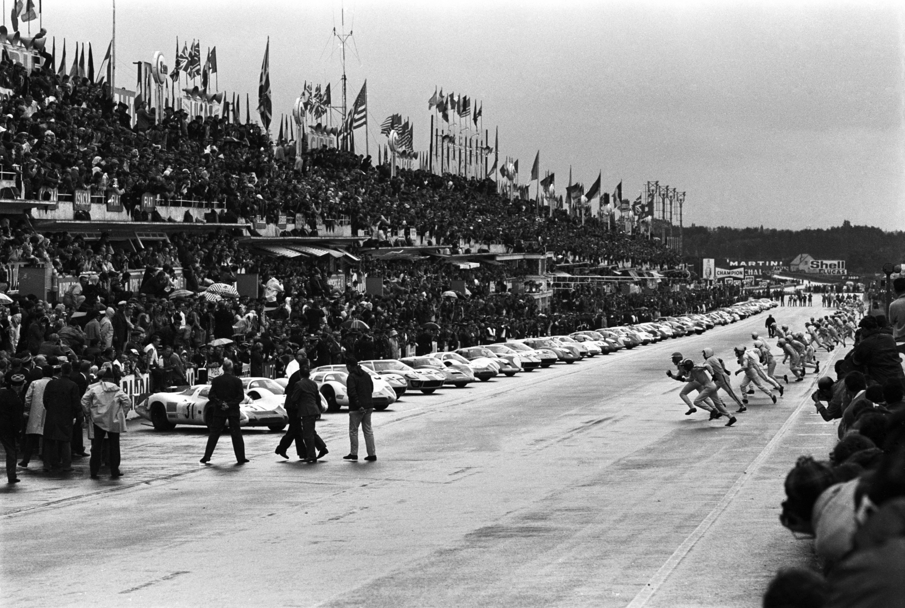 Typical Le Mans start: drivers run to their cars