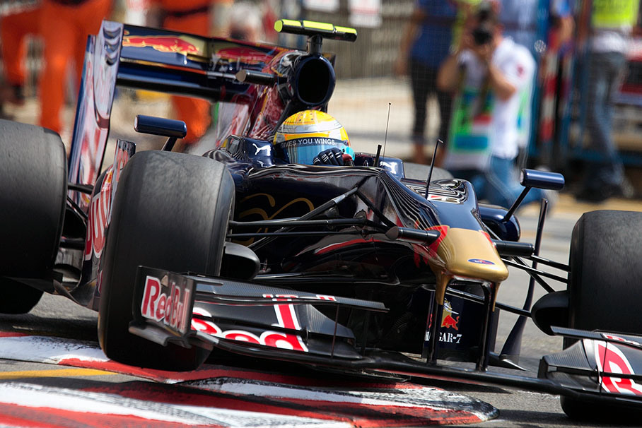 Sebastien Buemi, Toro Rosso, jumps over the chicane