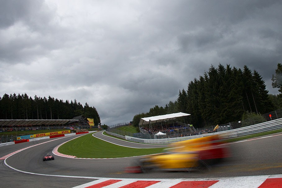 Alonso leads Petrov through Eau Rouge