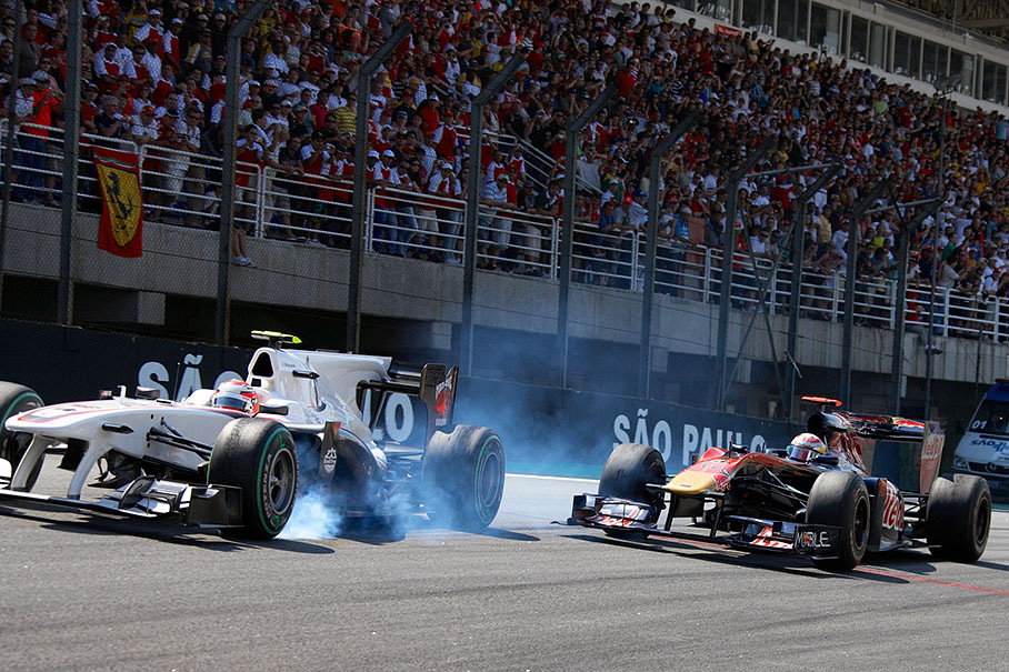 Kamui Kobayashi, BMW Sauber F1 Team, breaks in front of Sebastien Buemi, Toro Rosso