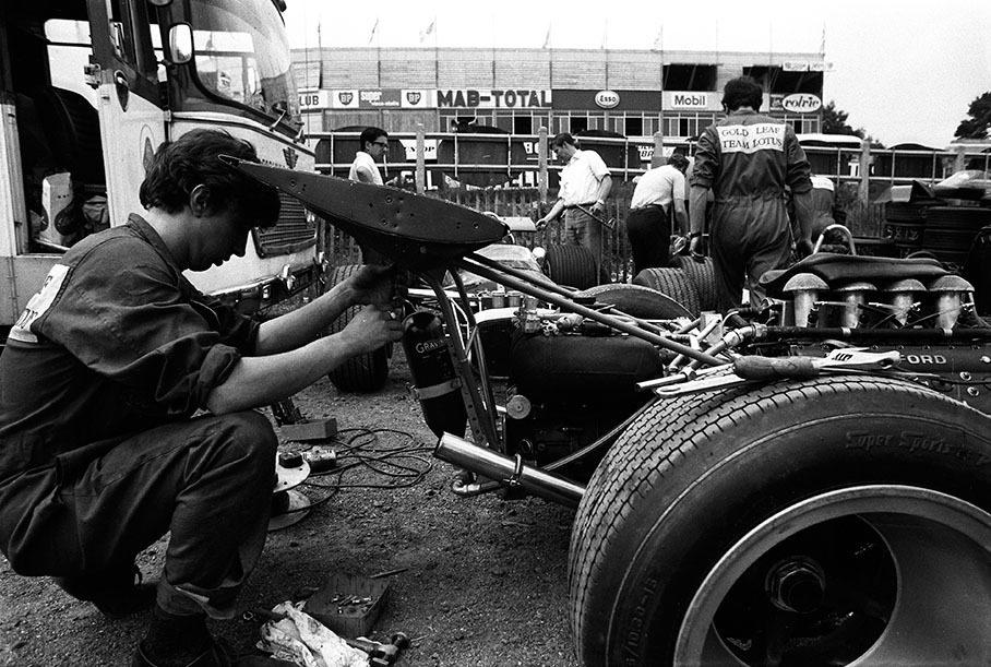 A Lotus mechanics works on the rear wing of Hill's Lotus before the french Grand Prix 1969