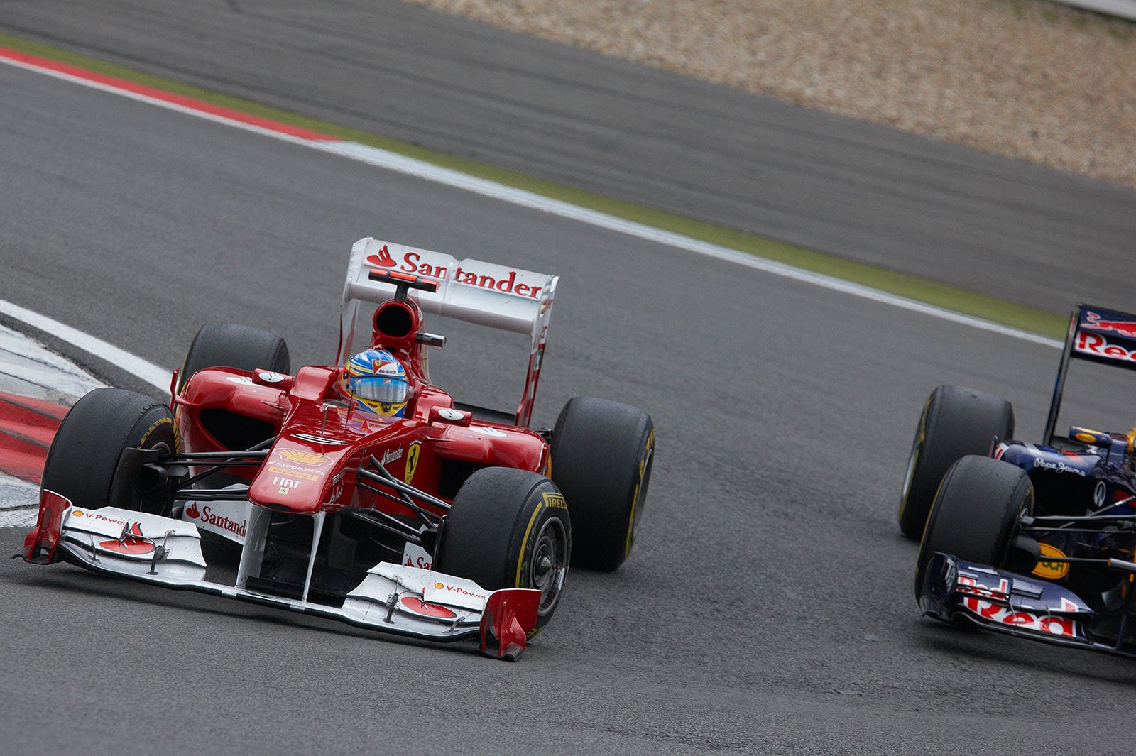 Fernando Alonso, Ferrari, overtakes Vettel