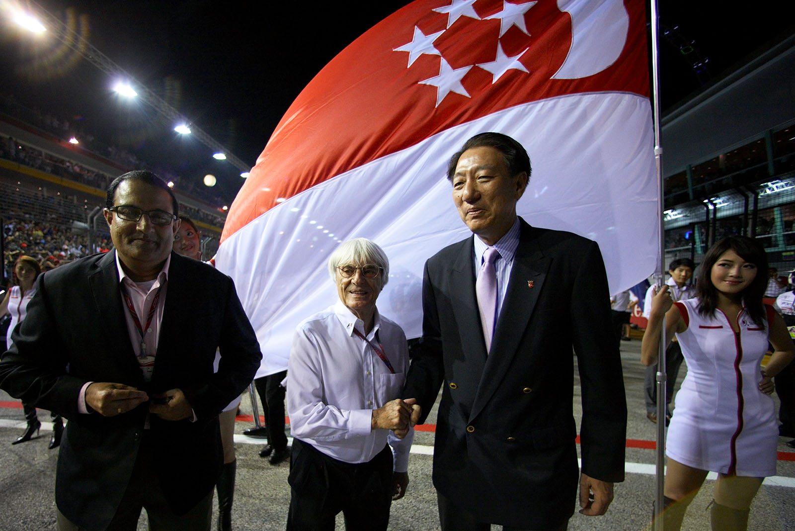 Teo Chee Hean (SIN) Deput Prime Minister of Singapore with Formula One Group CEO Bernie Ecclestone on the grid