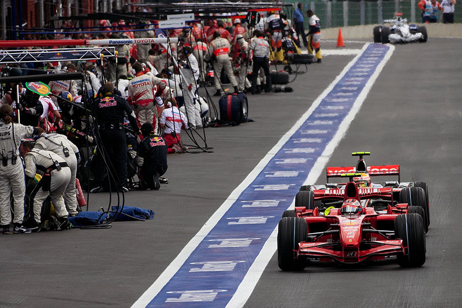 Both Kimi Raikkonen and Lewis Hamilton pit out in Q3 whilst all other teams still service the wheels of their drivers