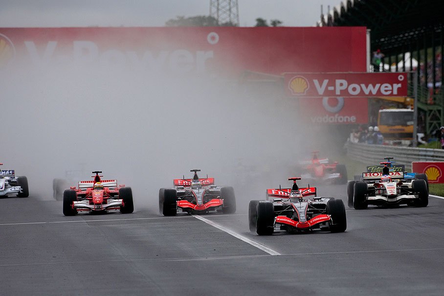 Start field approaching first corner
