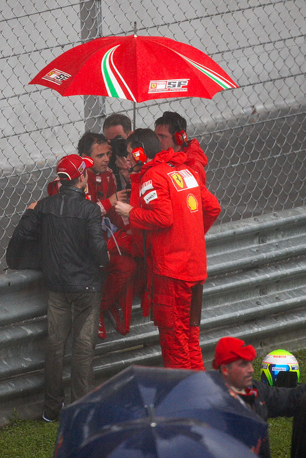 Felipe Massa reports his swimming experiences to his race engineer