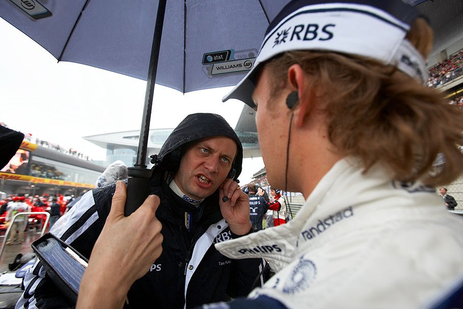 Tony Ross, Nico Rosberg's race engineer at Williams, gives last hints before the race