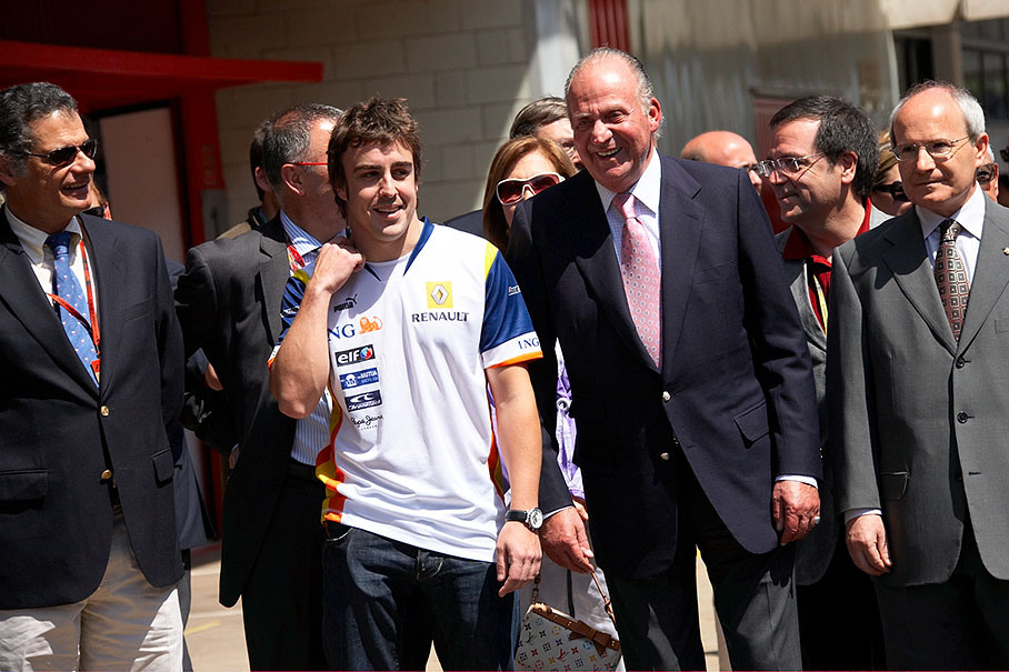 Juan Carlos, King of Spain, takes a walk though pitlane with Fernando Alonso