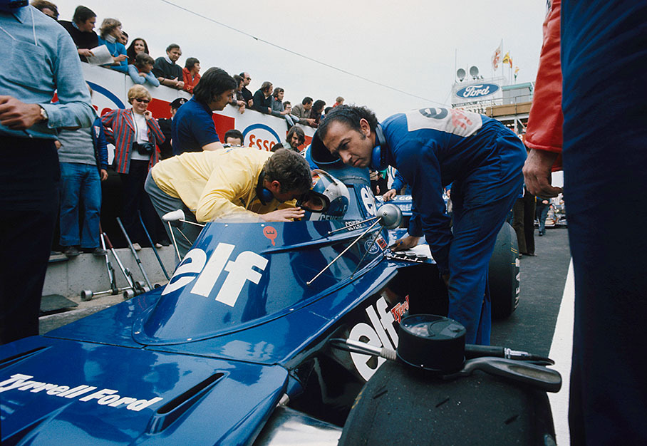 Race mechanic Jo Ramirez listens to Francois Cevert in the Tyrrell-Cosworth 006, Belgian GP Zolder 1973