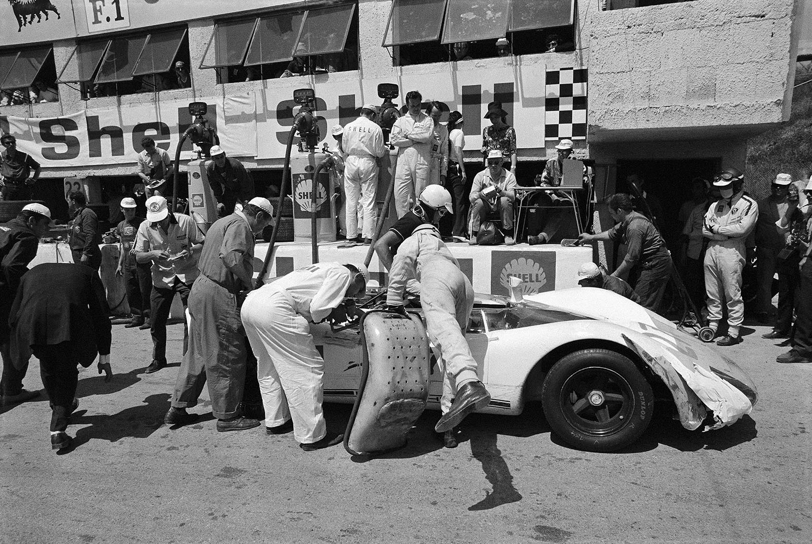Driver seat exchange of Rolf Stommelen (D) and Hans Herrmann (D) with the slightly damaged Porsche 908/02 015 S-M 2553