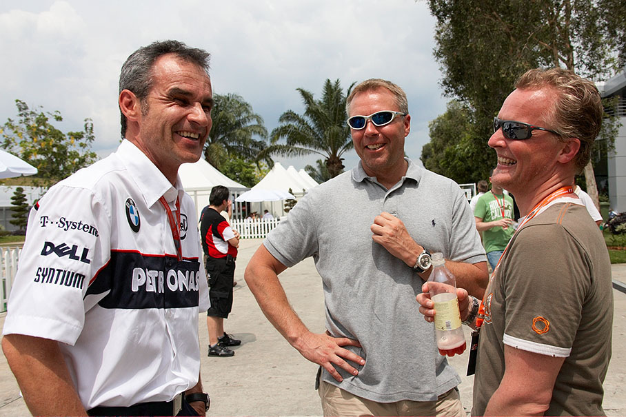 BMW Sauber team manager Beat Zehnder jokes around with ex-F1 drivers and old comrades JJ Lehto and Johnny Herbert