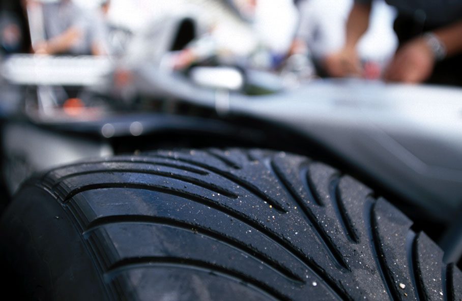Grooves of an intermediate tyre