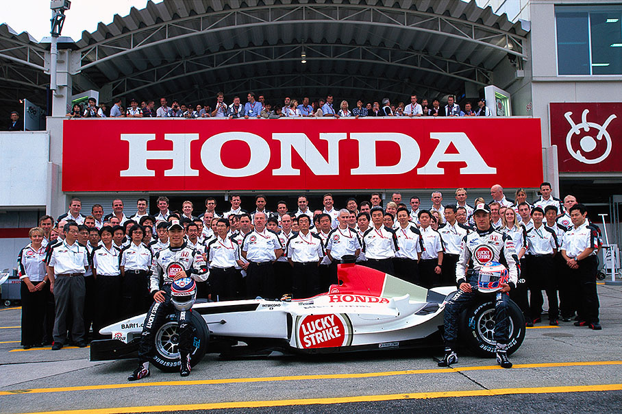 BAR Honda team group photo with Takuma Sato and Jenson Button