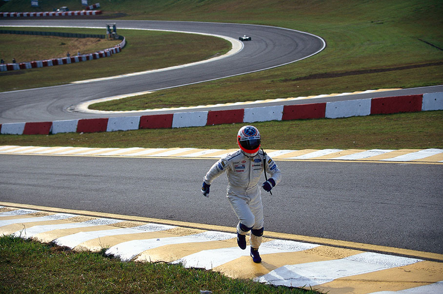 Rubens Barrichello runs back to pits, Brazilian GP 1997