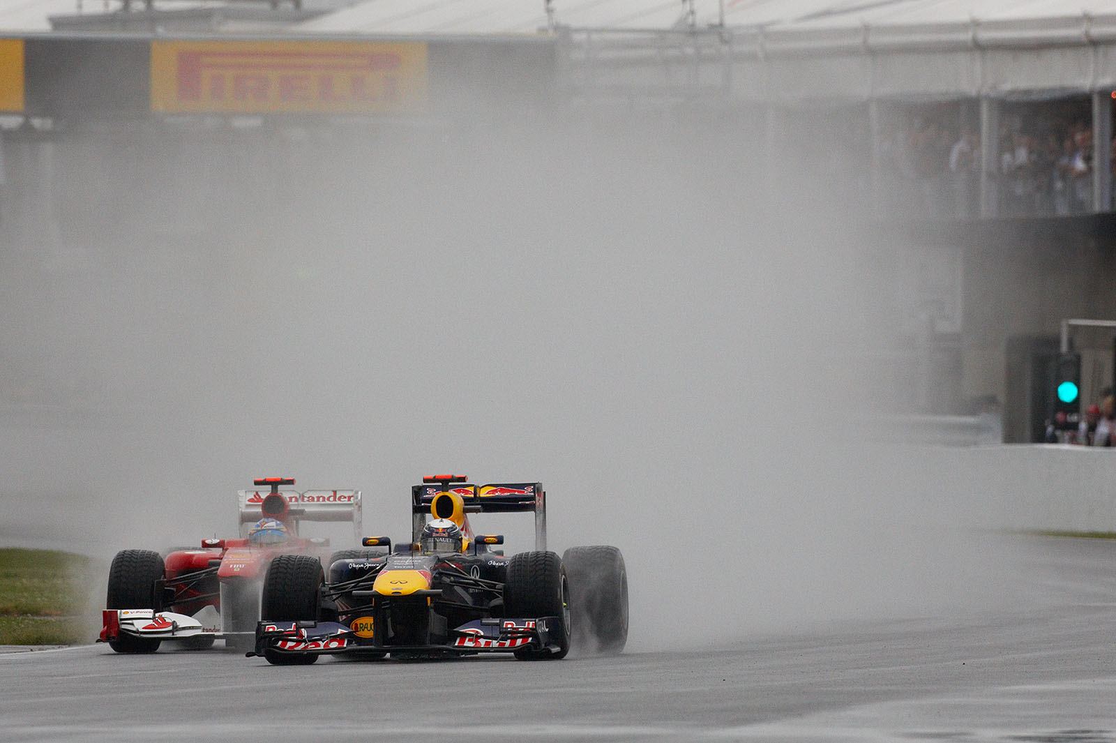 After the safety car left the track, the show goes on and Alonso attacks race leader Vettel
