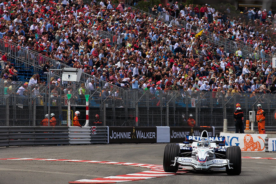 Nick Heidfeld, BMW Sauber, shaves the Piscine curbs