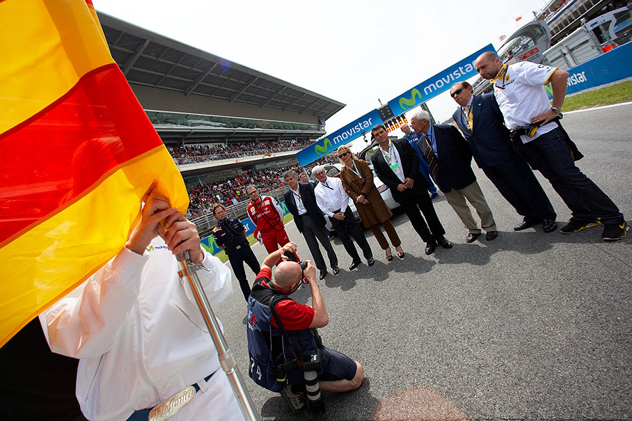 A minute's silence is held on the grid for the late Juan Antonio Samaranch (former IOC President and former President of the Province of Barcelona) who died two weeks ealier.