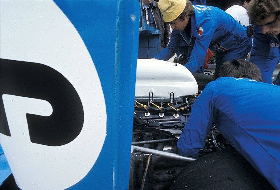 At pits Gérard Larrousse's (F) and Henri Pescarolo's (F) Matra-Simca MS670B 01 is being prepared by the mechanics