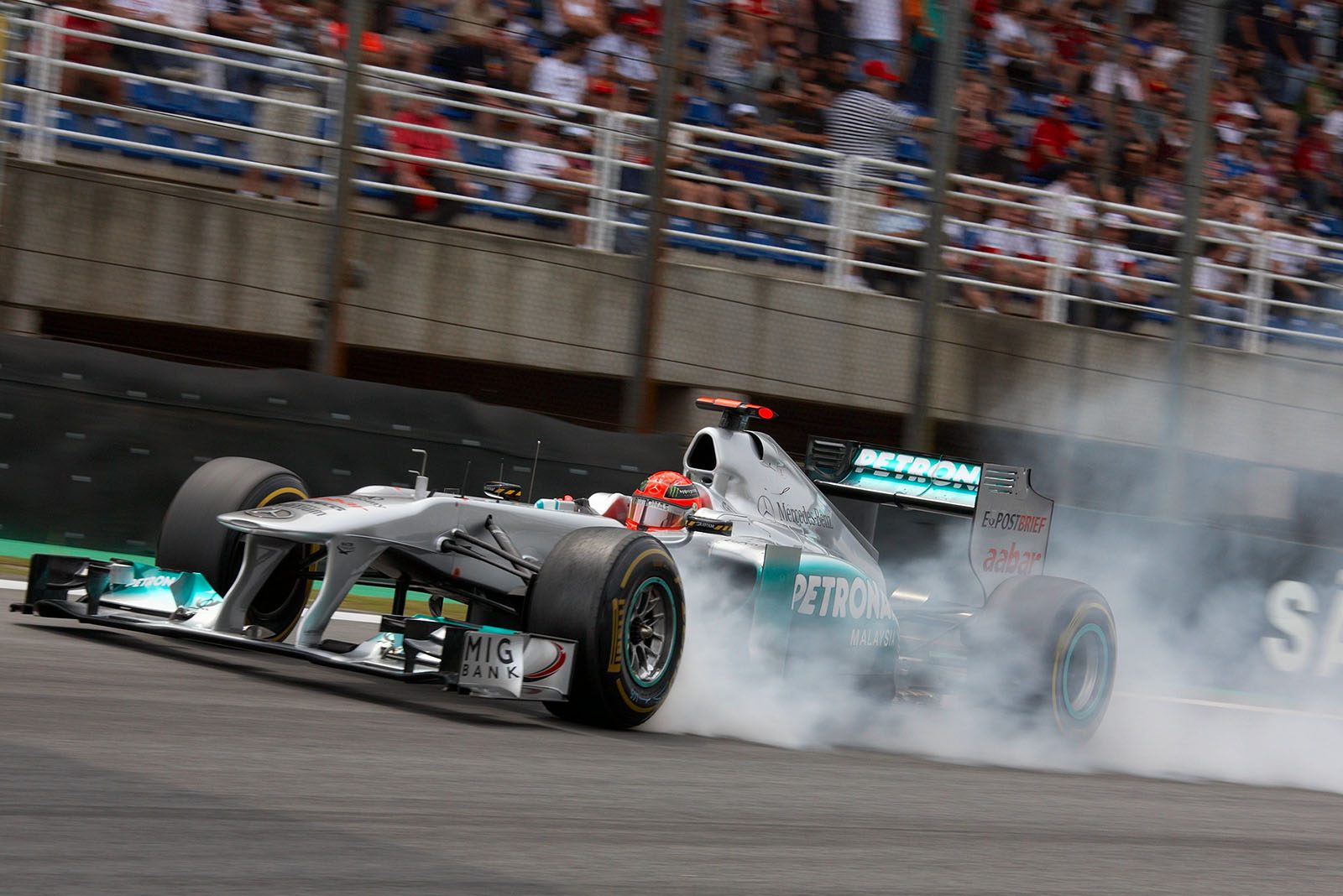 Michael Schumacher, Mercedes GP, brakes before turn one