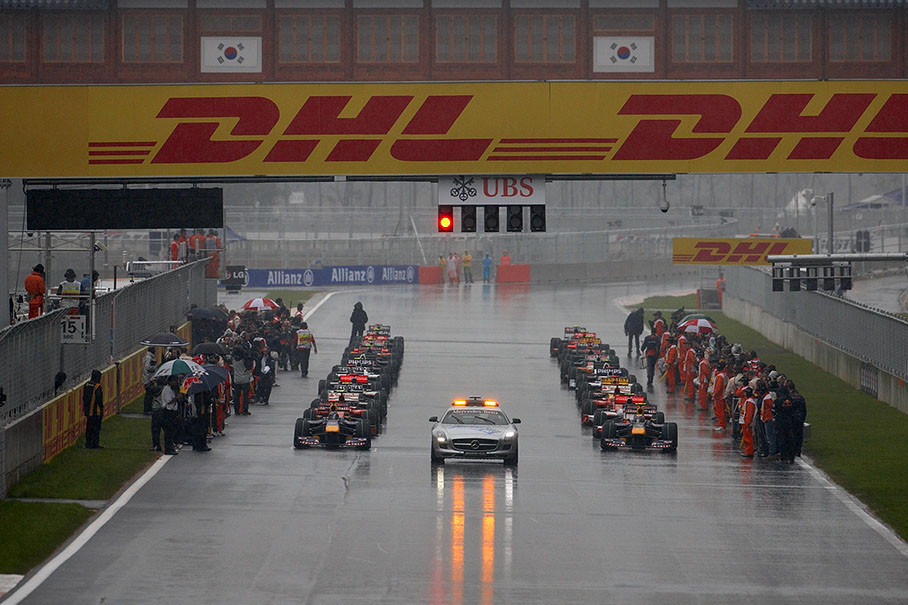 A rainy grid of a brand new race track, seconds before the start behind the safety car