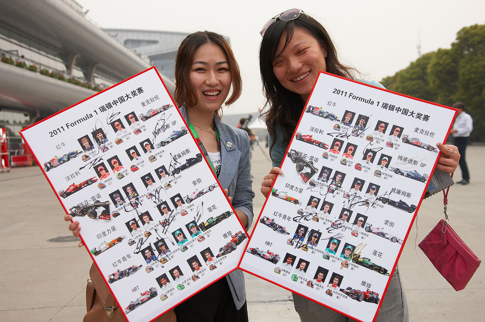 Two pretty Chinese fans collect drivers autographs