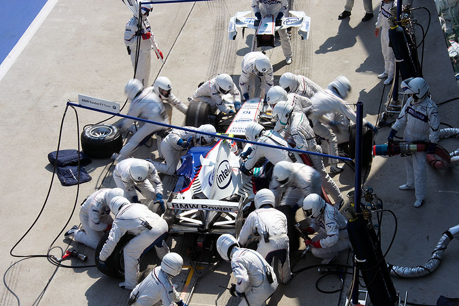Robert Kubica's second pit stop in lap 27, slight nose surgery recommended ;)