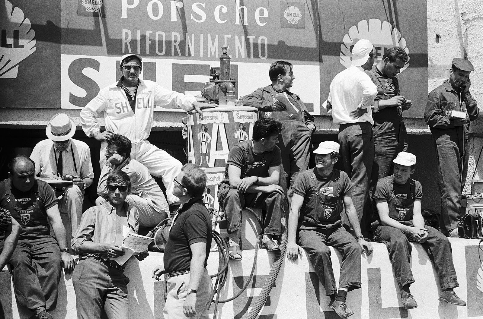 Porsche mechanics have a break on the pitwall